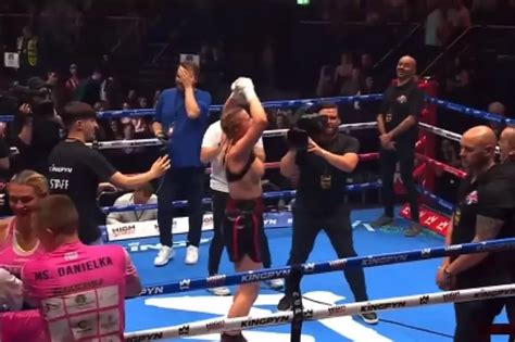 daniella hemsley flashing audience|Kingpyn Boxing video: Daniella Hemsley flashes fans。